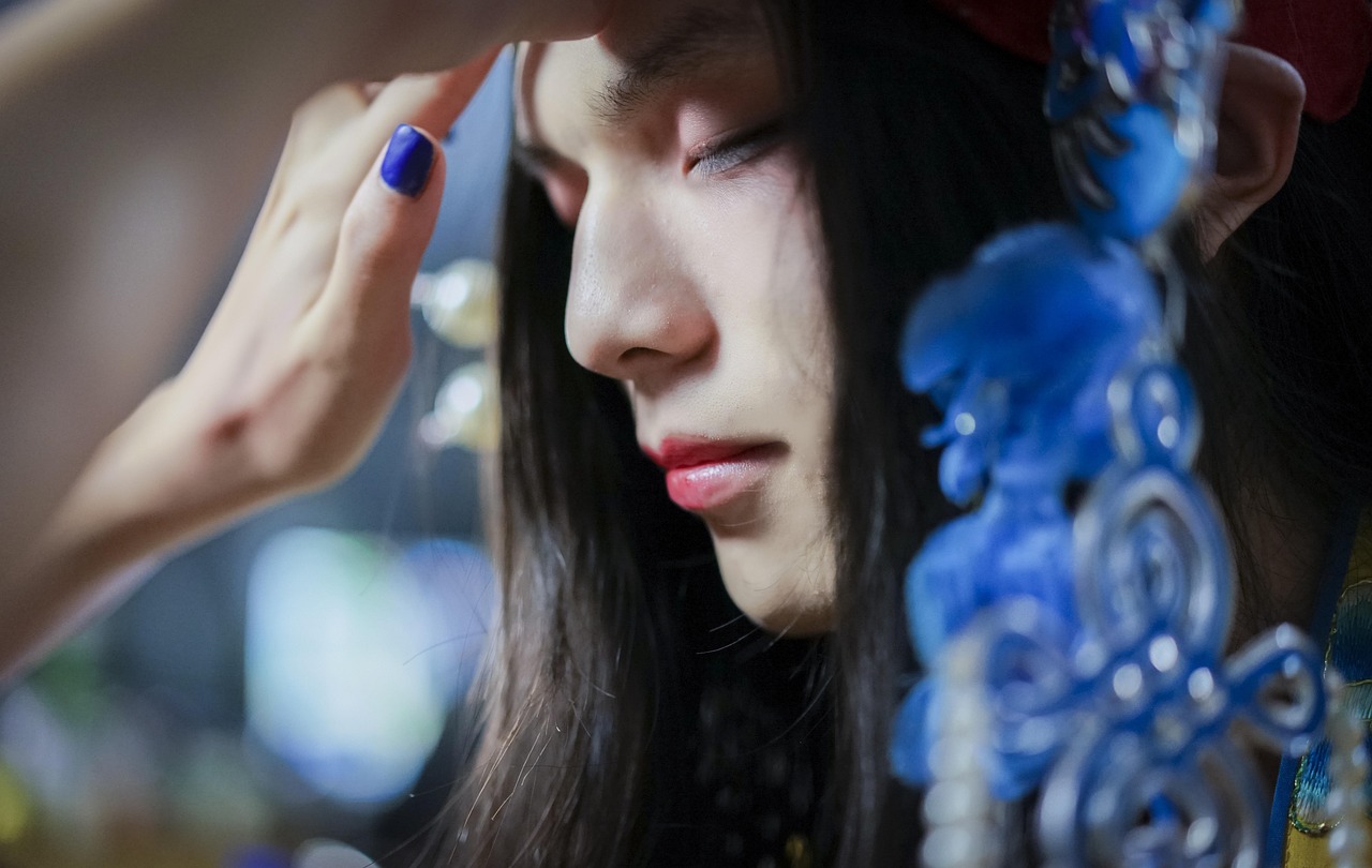 揭秘明星妆容背后的秘密，明星究竟使用哪些粉底液？