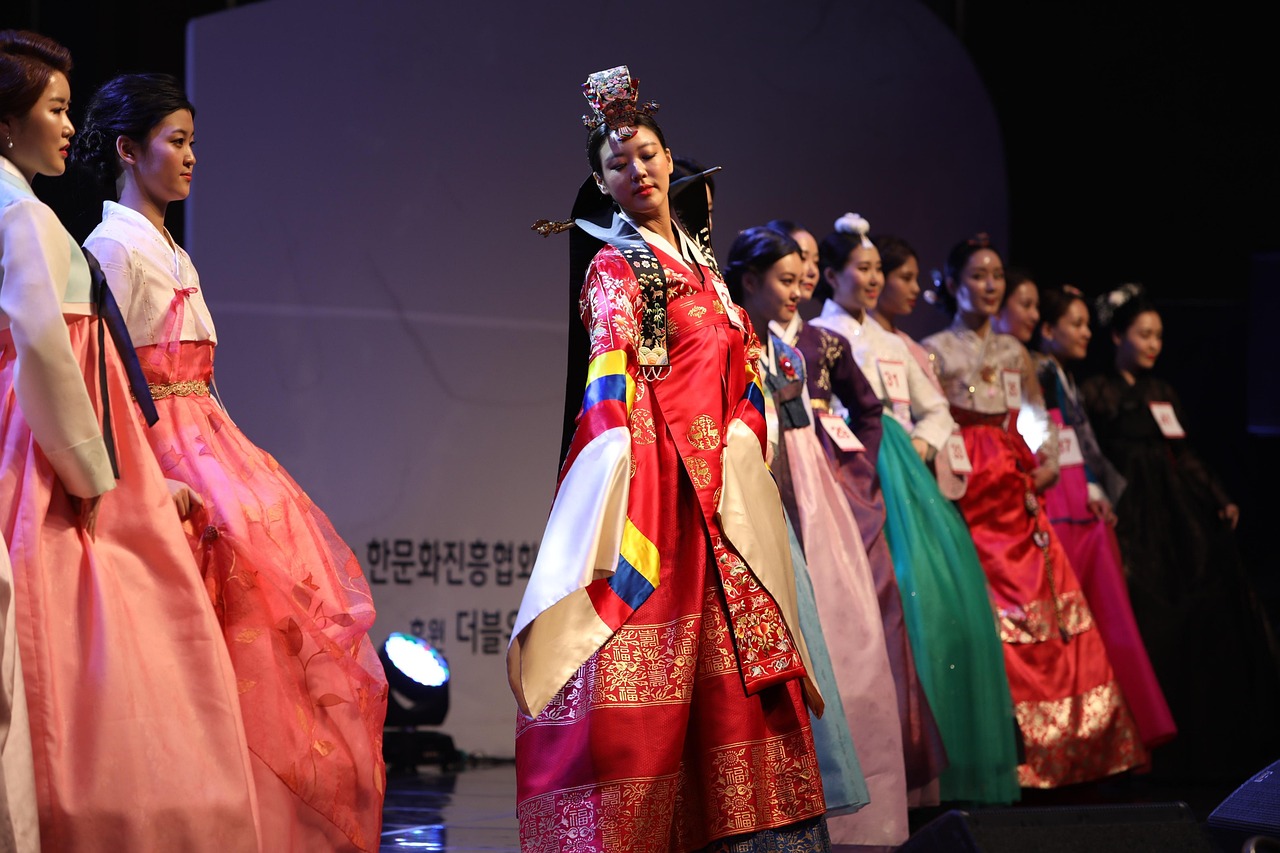 太极服饰融合传统与现代，新款上市展现时尚魅力